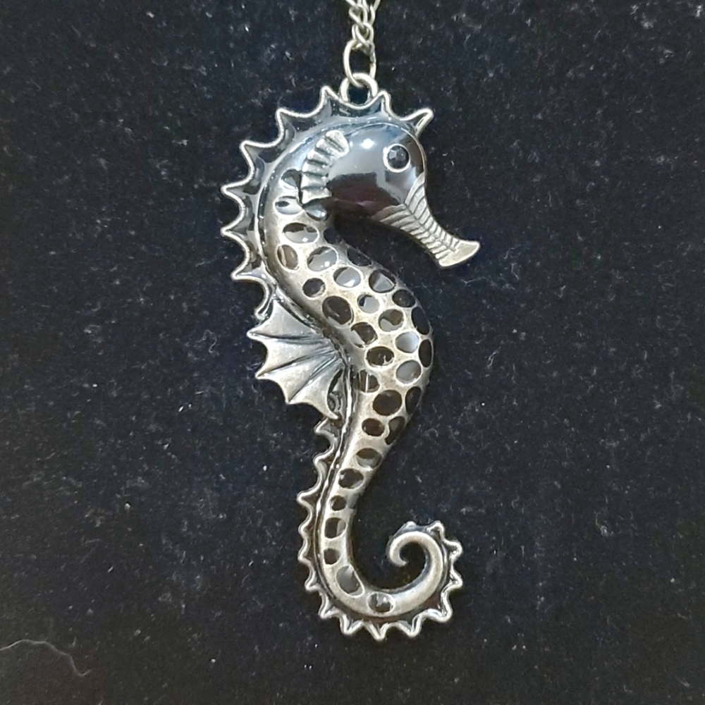 Long Chain Metal Seahorse Necklace‎
